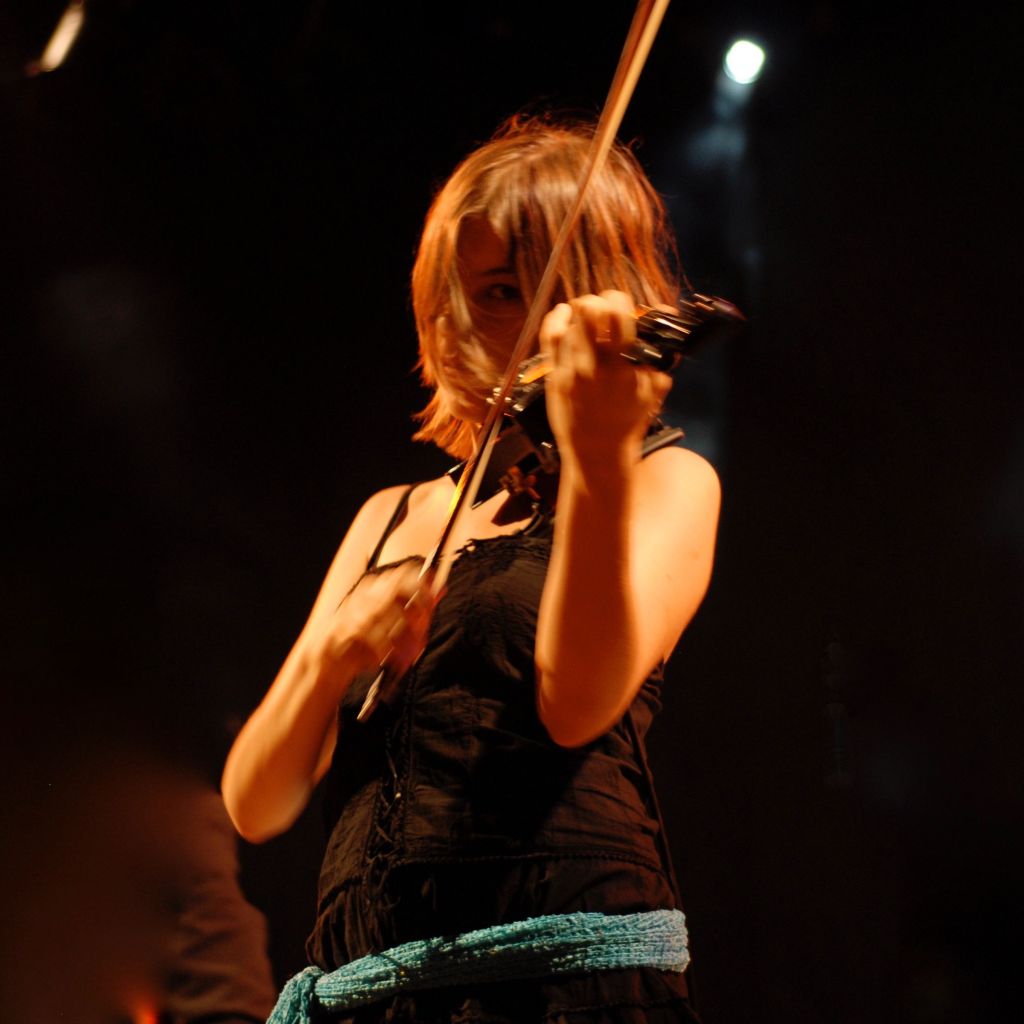 Hungarian violin Queen Zita is back with new song “Move” [Aipate&nbsp;Premiere]