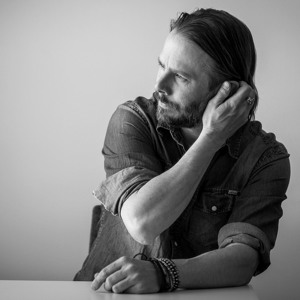 Watch “Here’s The Fall” video by Swedish singer Lars Ekengren