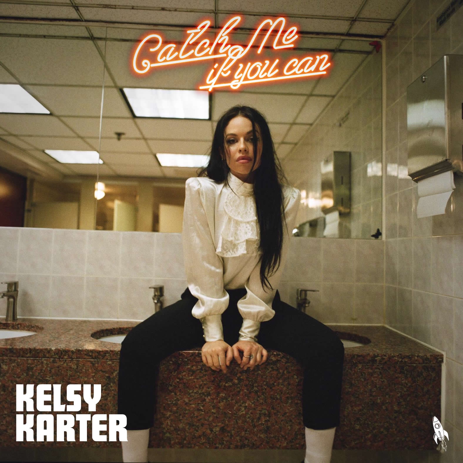 “Catch Me If You Can”, Kelsy Karter dares in new song