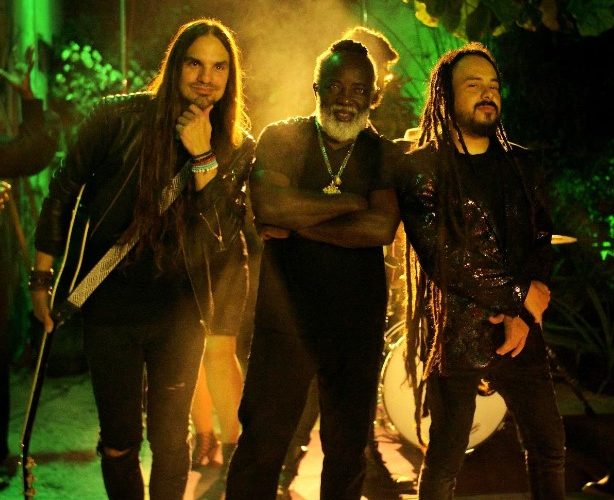 Watch “Don’t Tell Me No” video by Locos Por Juana feat. Freddie McGregor