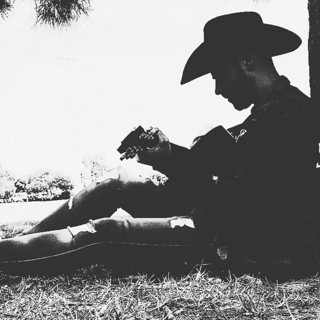 Australian musician PHIL sings of “Me N My Guitar”