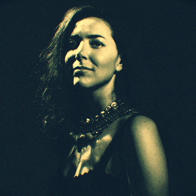 Listen to “Y Para Colmo” by Juana Luna