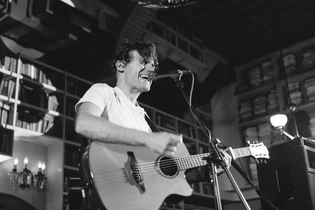 “Who Am I Kidding?”, Stirling muses in new&nbsp;song