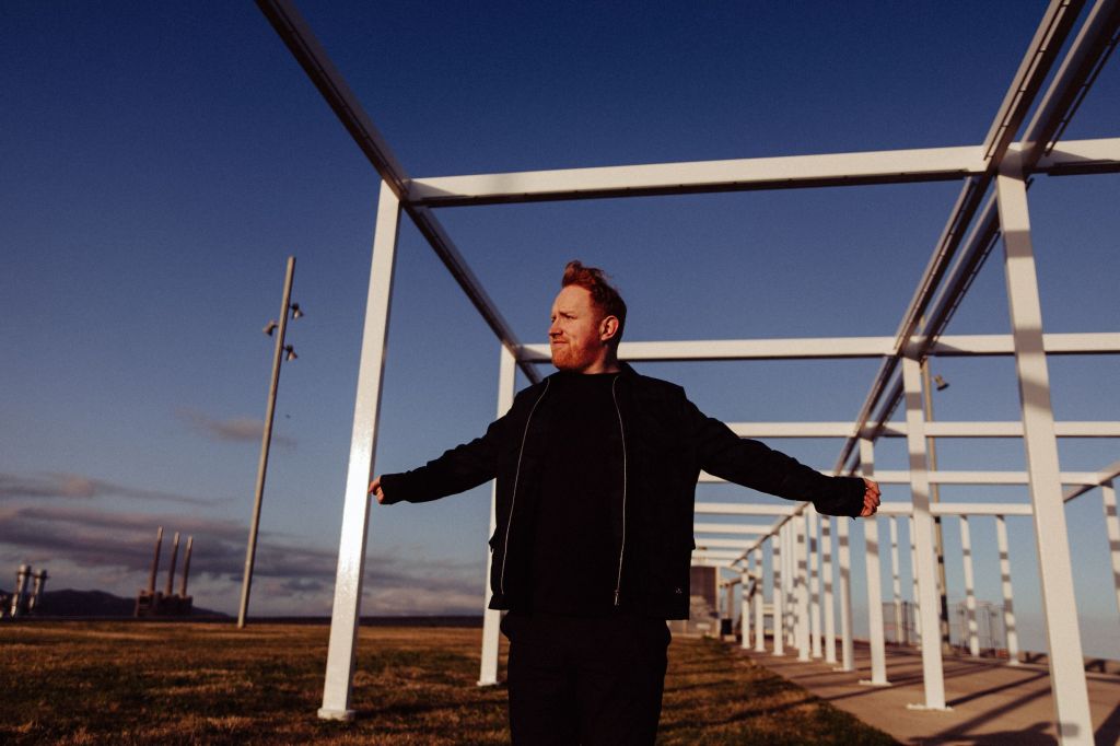 Rebel with Gavin James in new song “Boxes”