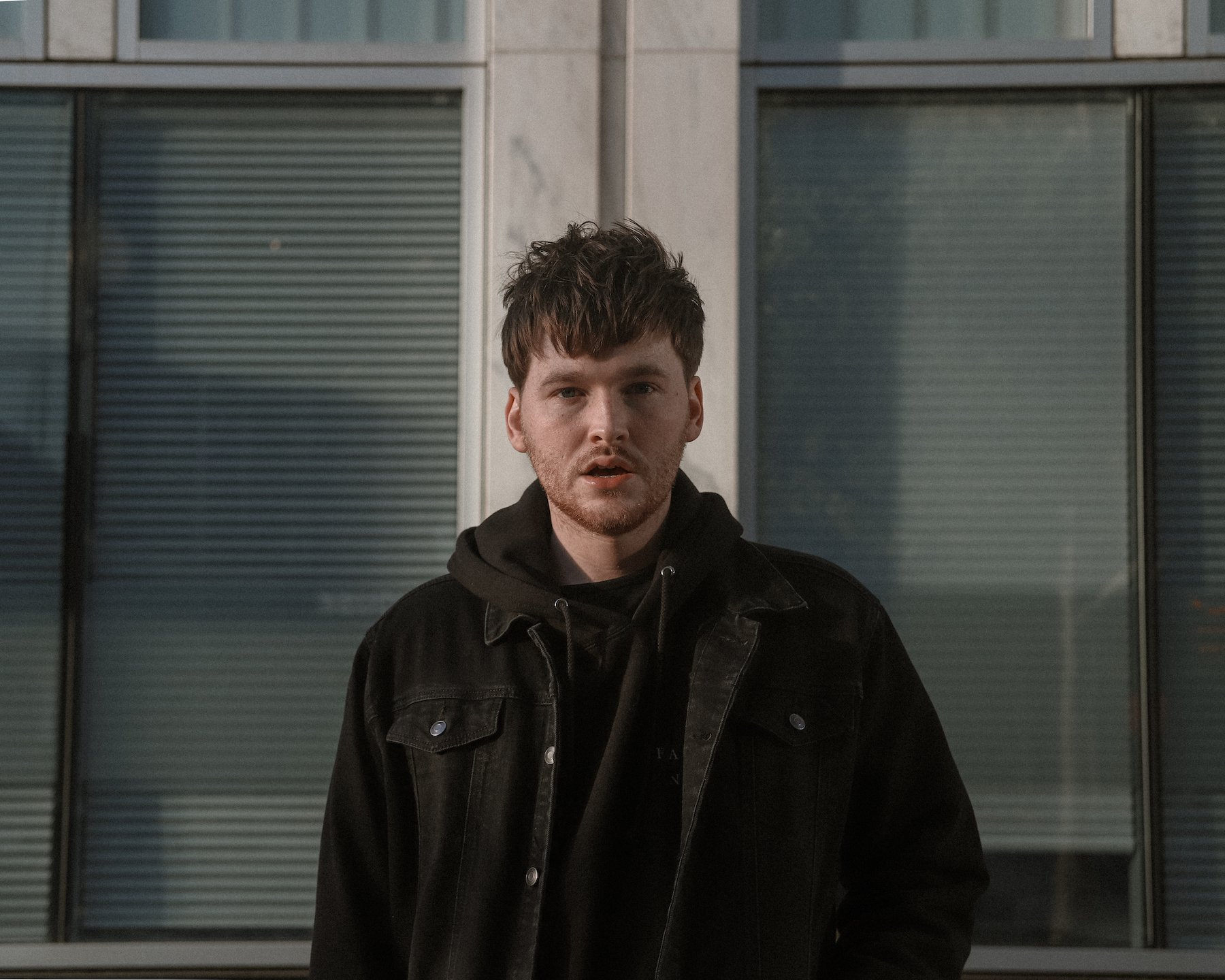 Elijah Cruise urges us to “Hold On” in new reassuring song