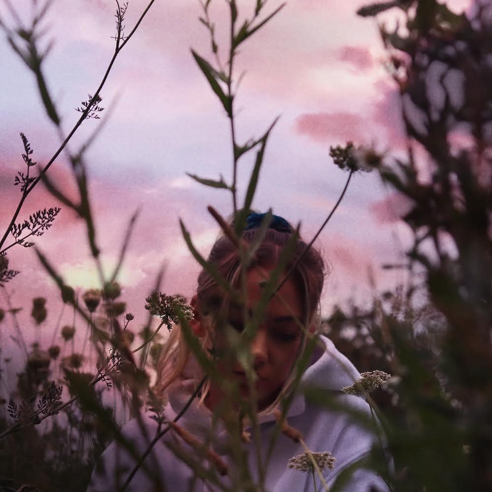 Lo Lauren delivers a haunting acoustic version of “Raw”