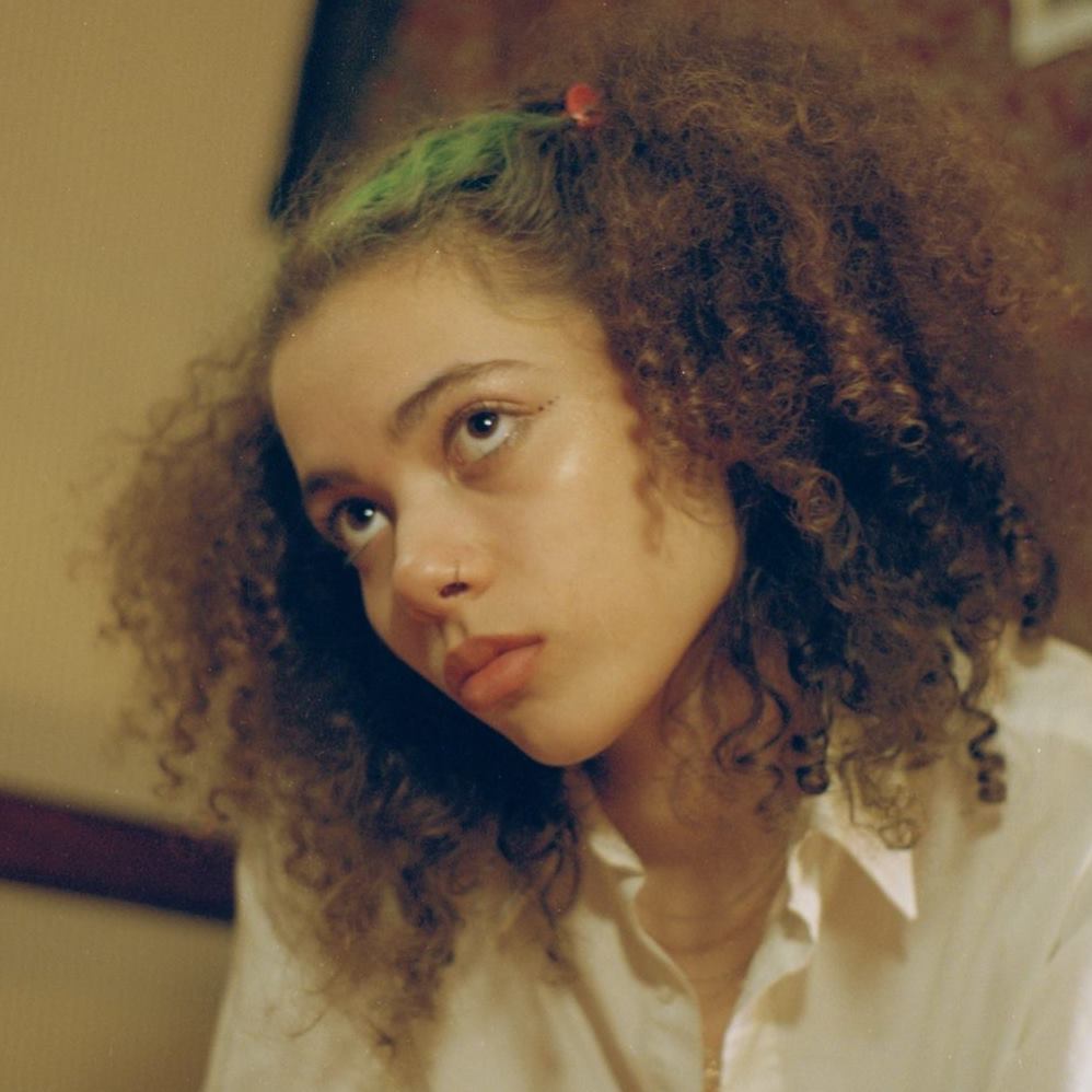 Isa Reyes unveils new single called “Santiago” [Video]