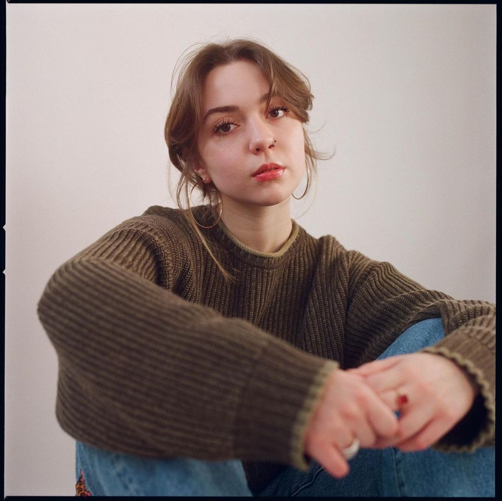 Laura Elliott shares “Better Off Alone” video;&nbsp;watch