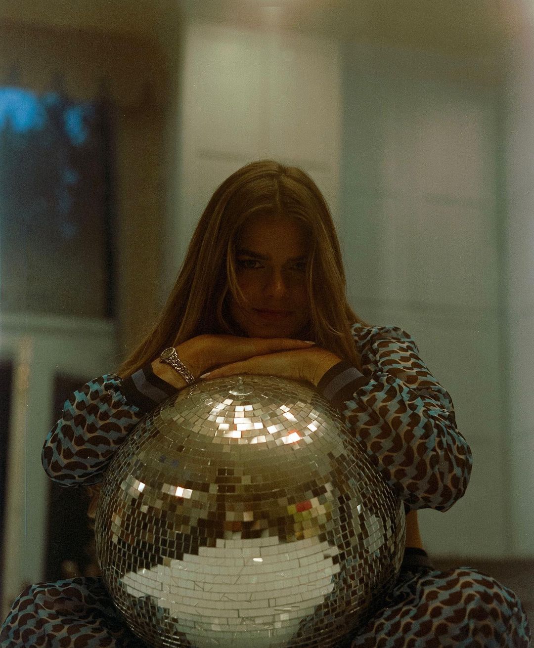 Anni is back with the song “Dinner Party”