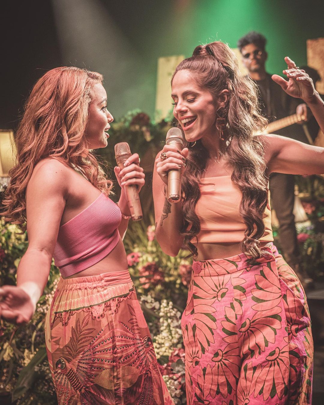 Watch AleMor and Nicolle Horbath perform “Y Qué?”