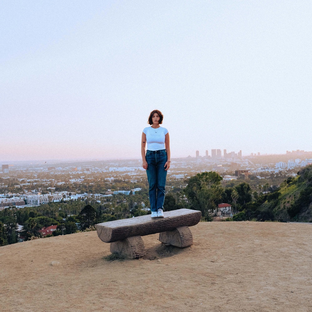 elishéva sings about her “anxious attachment style” on new track