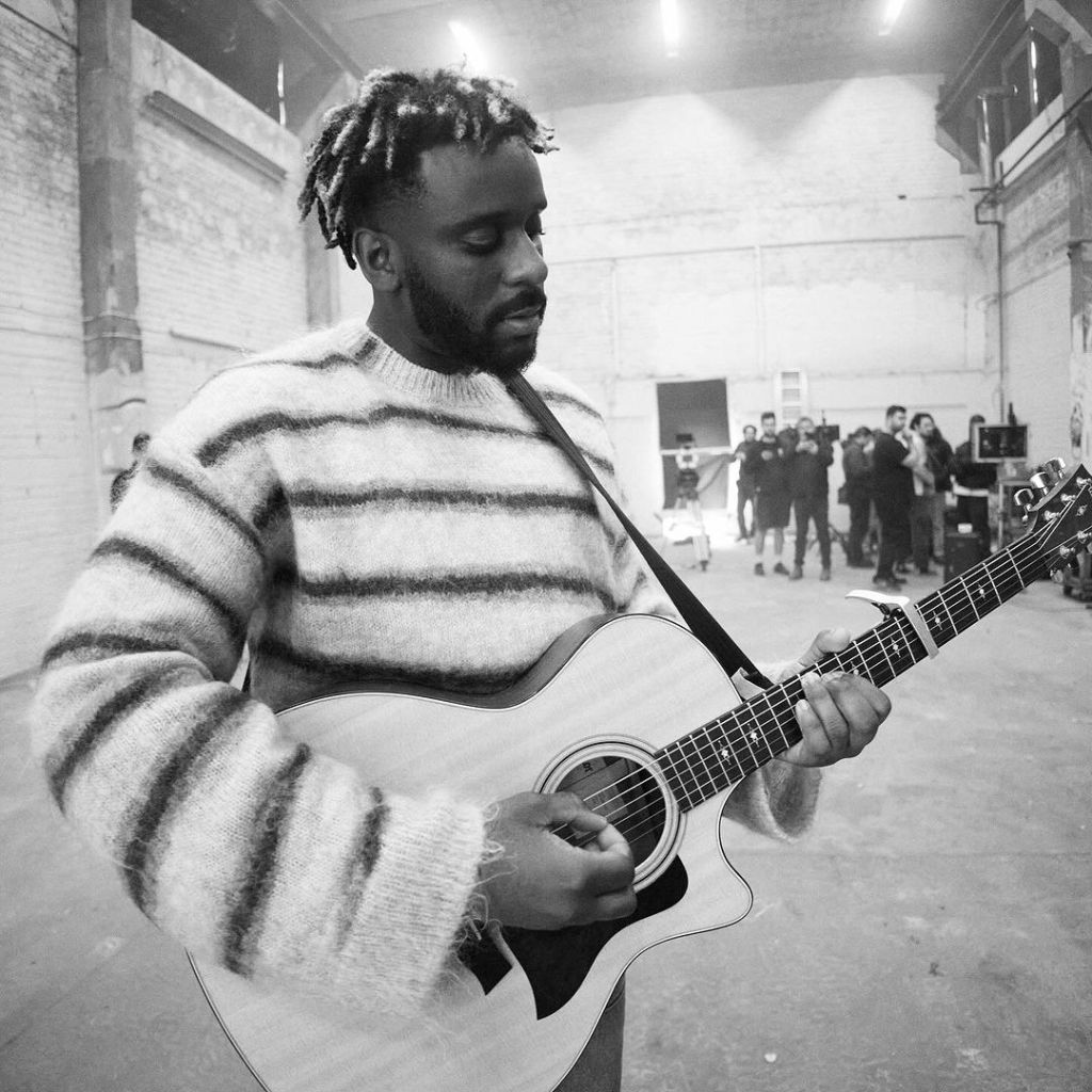 Myles Smith unveils the official video for his “Stargazing” single