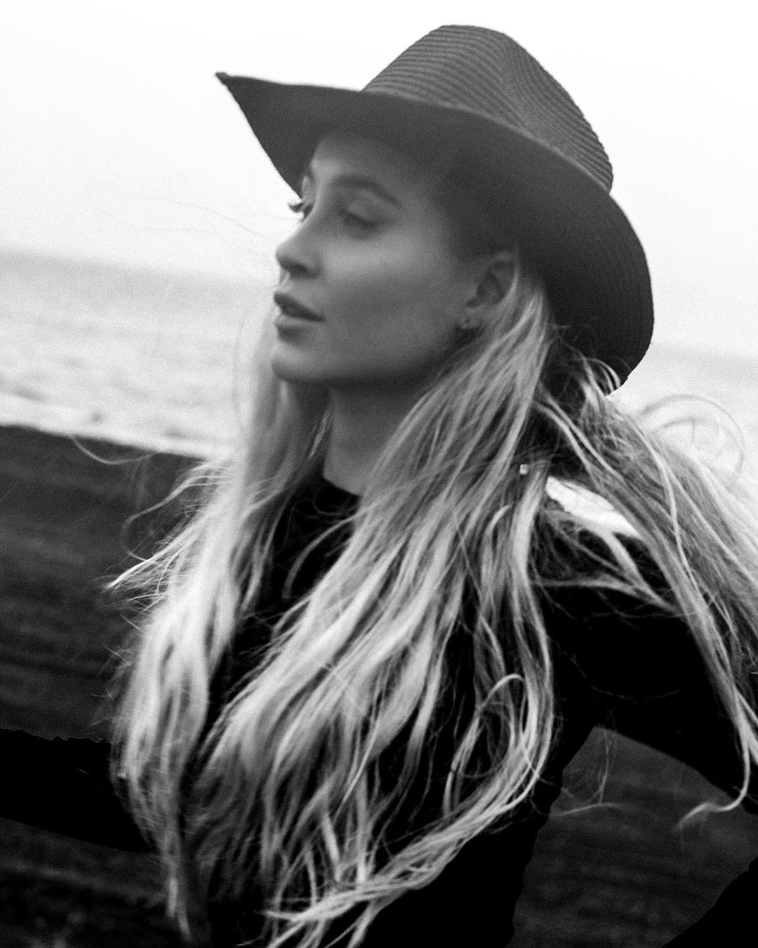 Hear Anna Richter’s new song, “Got Me Feeling Like”