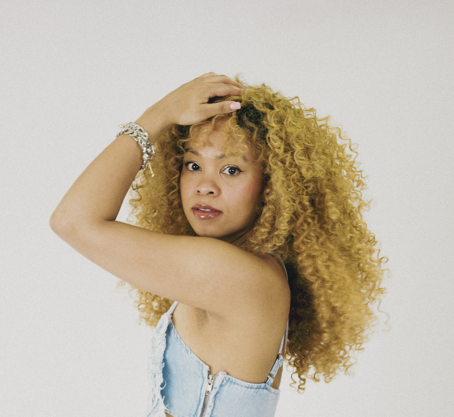 Soulful singer Yoji kicks off the new year with “Paint The Clouds”