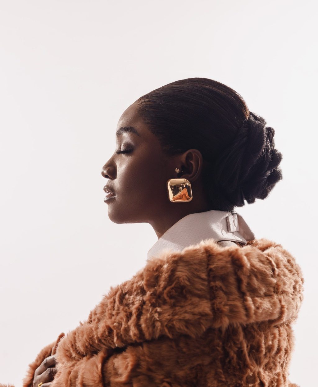 Simi unveils new visuals for “Woman To&nbsp;Woman”