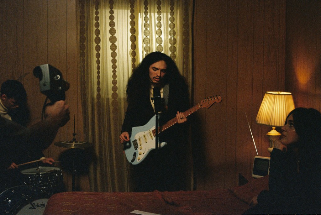 Brent de la Cruz presents “Smithereens” music video –&nbsp;Watch