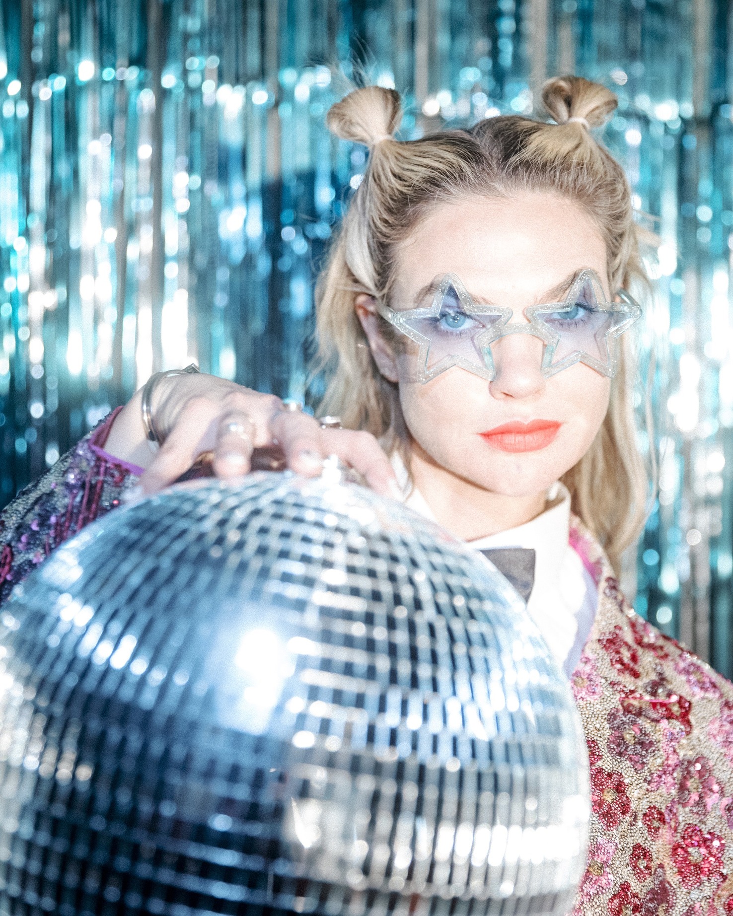 Mindy Gledhill releases a fun synth pop song titled “Prismatic”