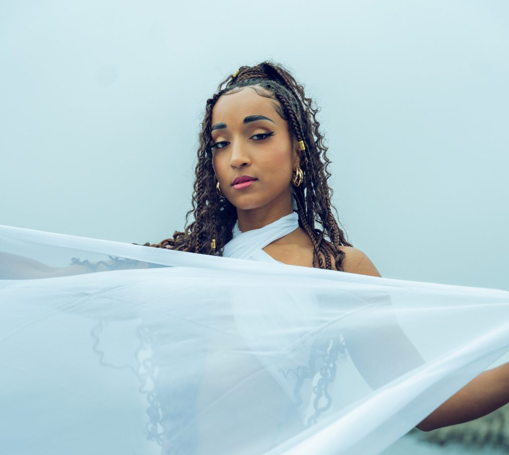 Akuvi sets dancefloors ablaze with new song, “Burn”