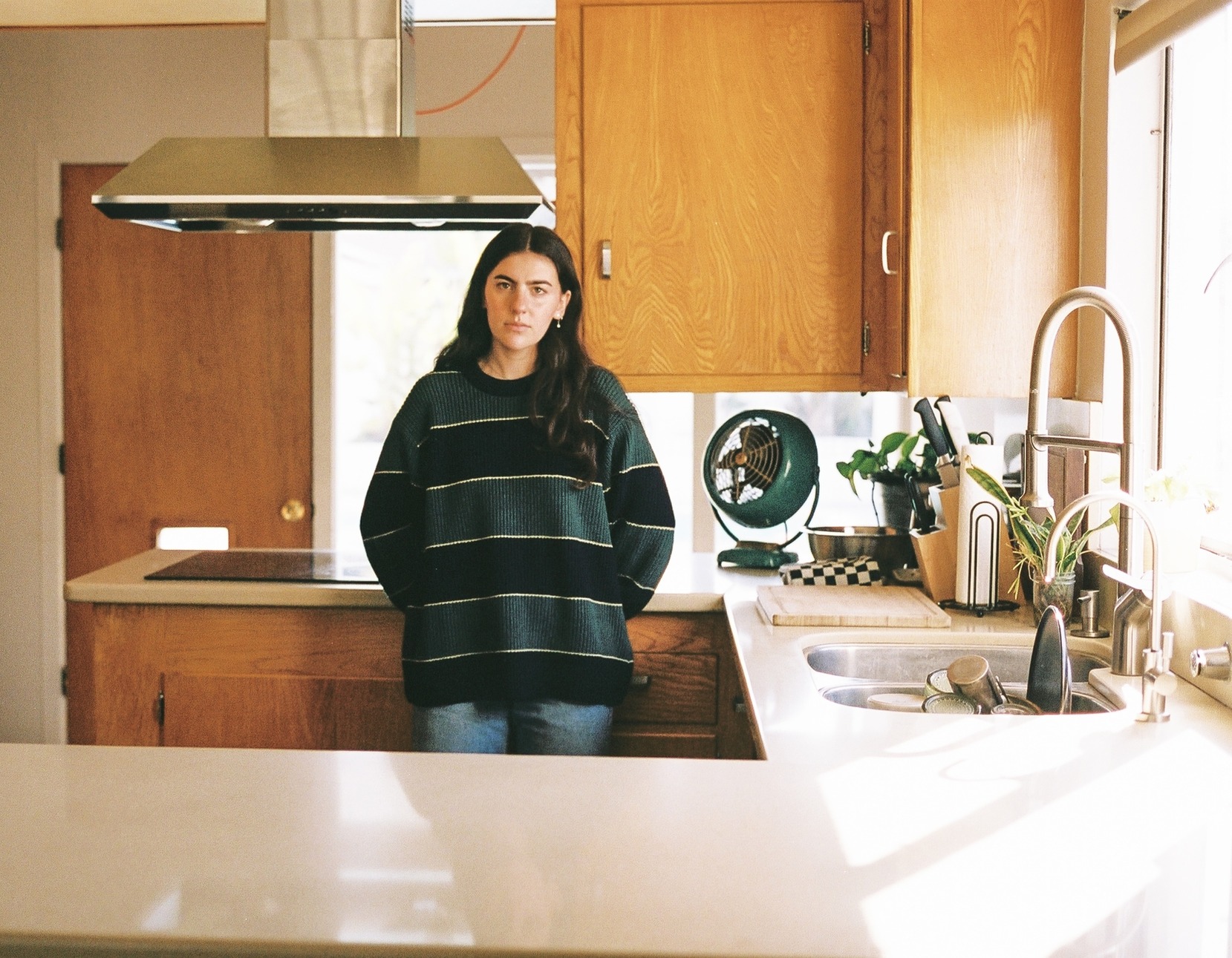 Avery Lynch’s new EP, Glad We Met, is reflective and sentimental: listen