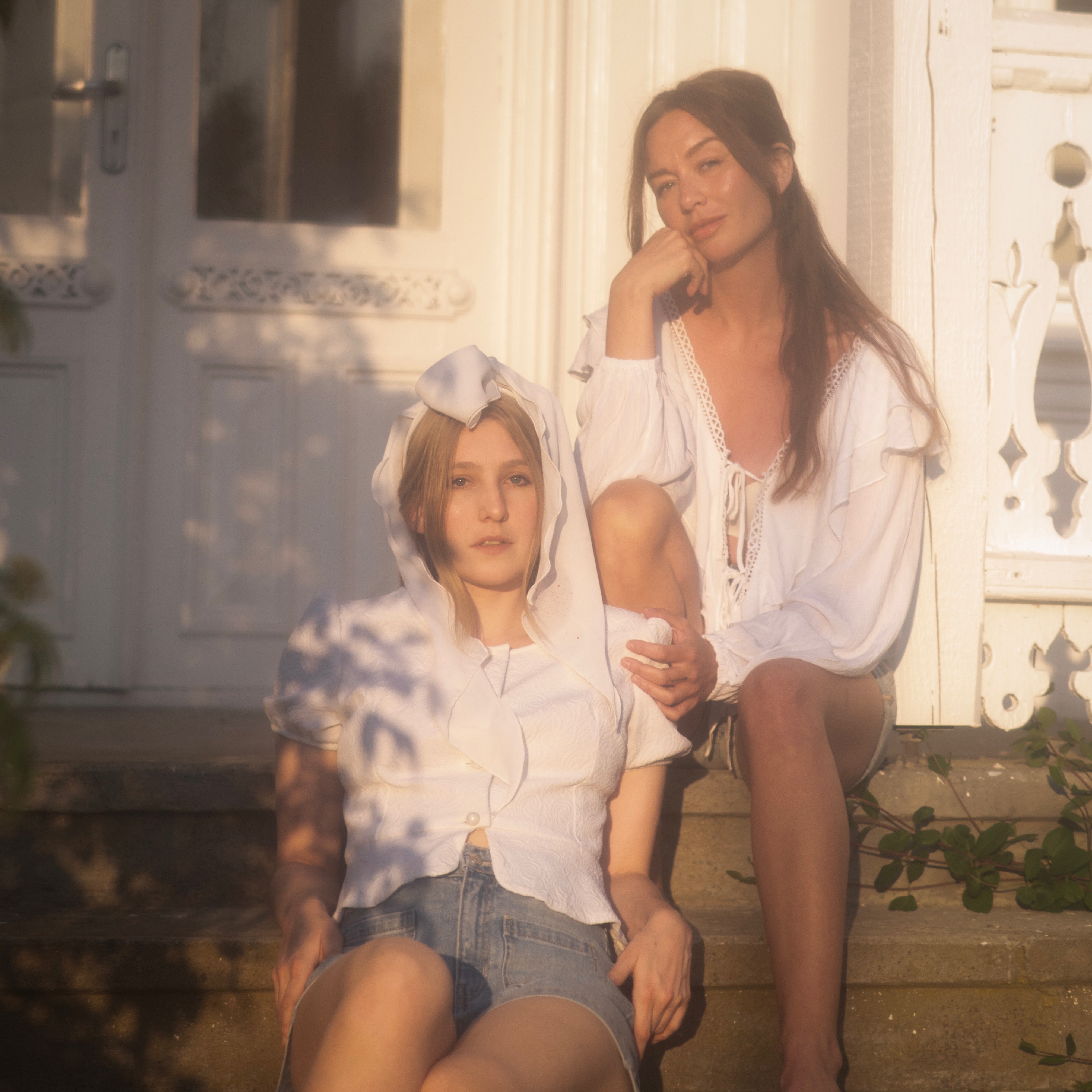 “Warm Summer Day” is a mesmerizing new duet from Marte Eberson and Vaarin: listen