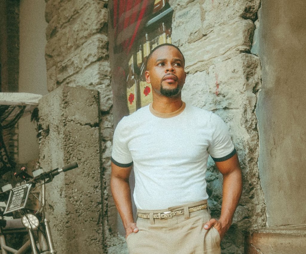 Soul singer Kenny Sharp has two amazing new songs: listen to “Amy” and “Boogaloo”