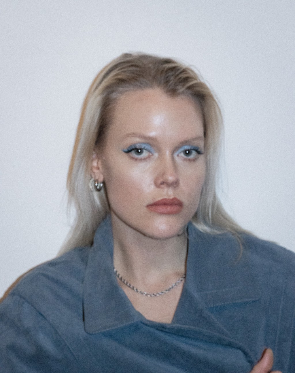 ALBA Tries to Escape the “Four Walls” in New Song