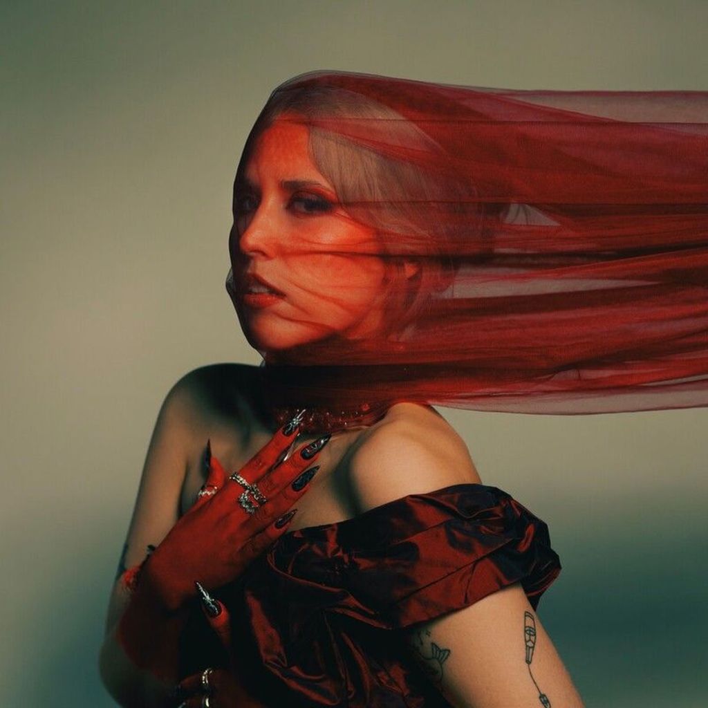 Ellen Benedikston delivers a yearnful and euphoric new tune, “WID4L”