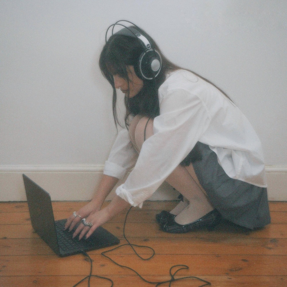 ALÍSI is back with a brilliant new track, “END CREDITS”
